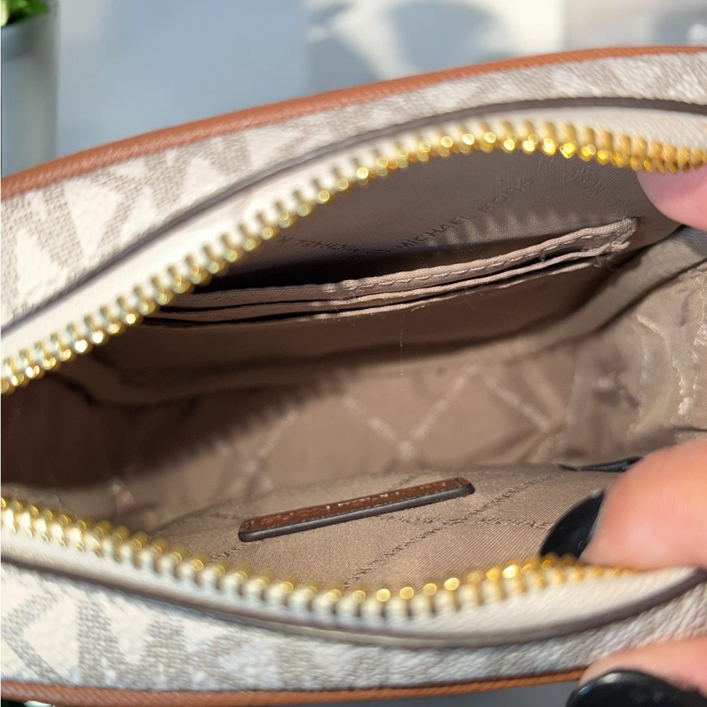Michael Kors Jet Set Travel Crossbody in Classic Vanilla - Picture 6 of 6